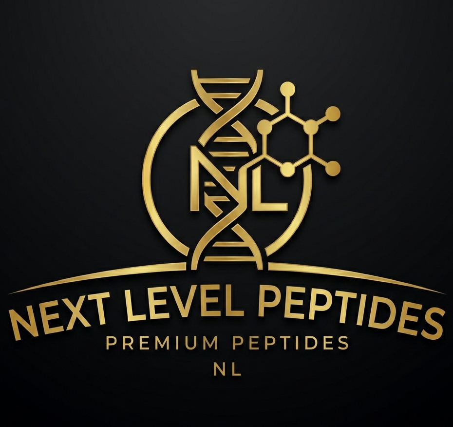 Logo van Next Level Peptides - Premium Peptides NL met een gouden DNA-streng en chemische verbinding op een donkere achtergrond.